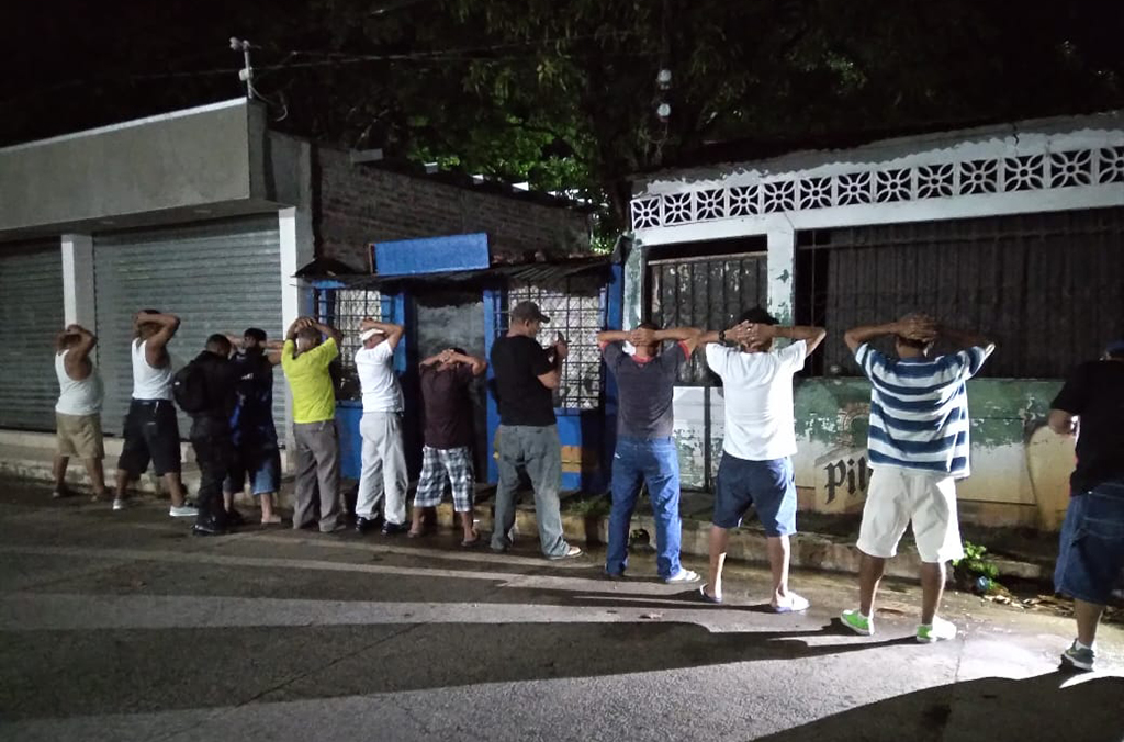 اعتقلت الشرطة في السلفادور أشخاصا يُشتبه في أنهم متورطون في الاتجار بالبشر وتهريب المهاجرين.